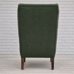 Années 1950, design danois, fauteuil à oreilles à dossier haut restauré, vert bouteille, bois de hêtre. image 5
