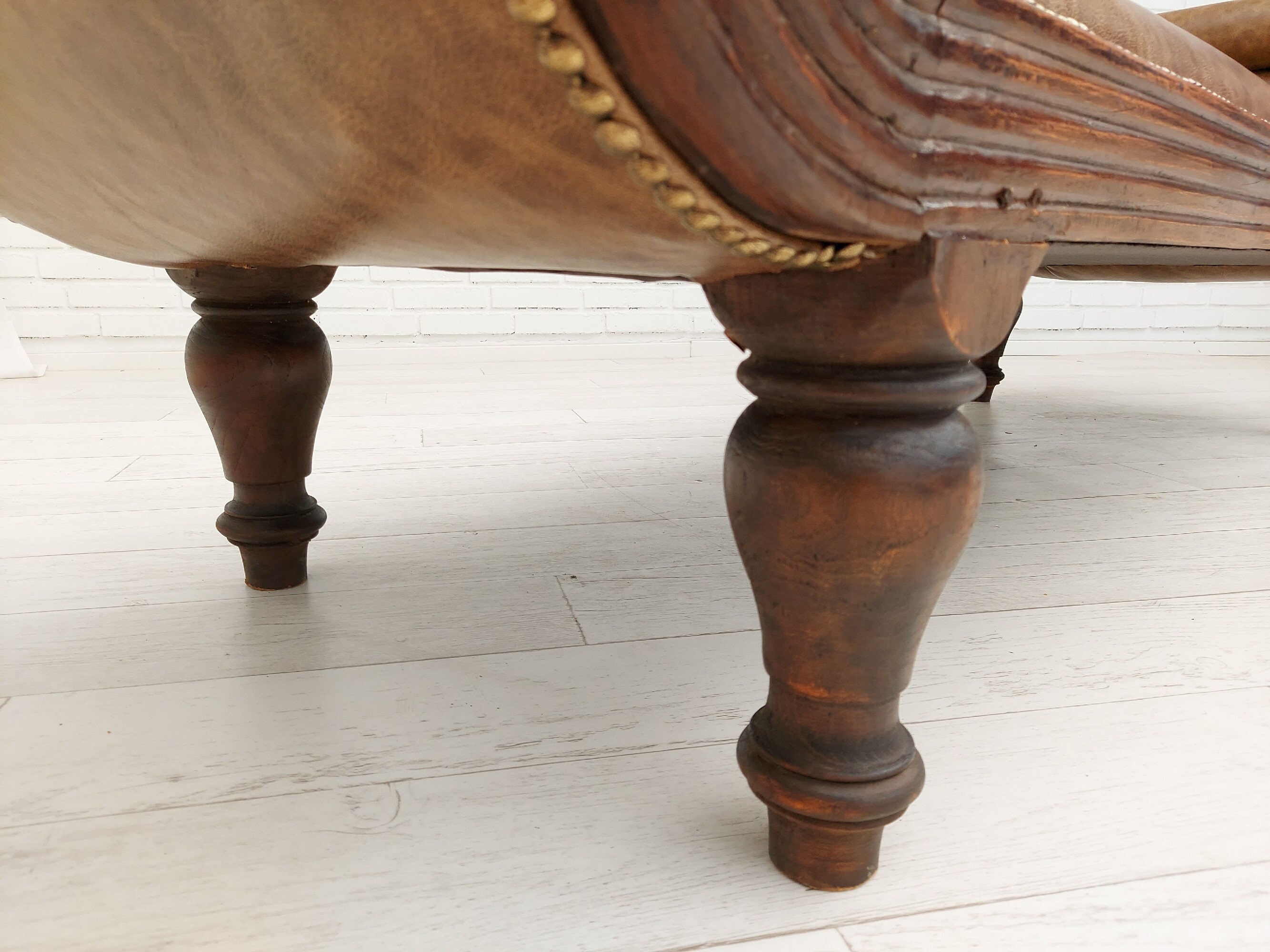 Antique leather chaise lounge discount