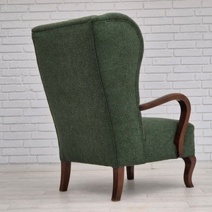 Années 1950, design danois, fauteuil à oreilles à dossier haut restauré, vert bouteille, bois de hêtre. image 4