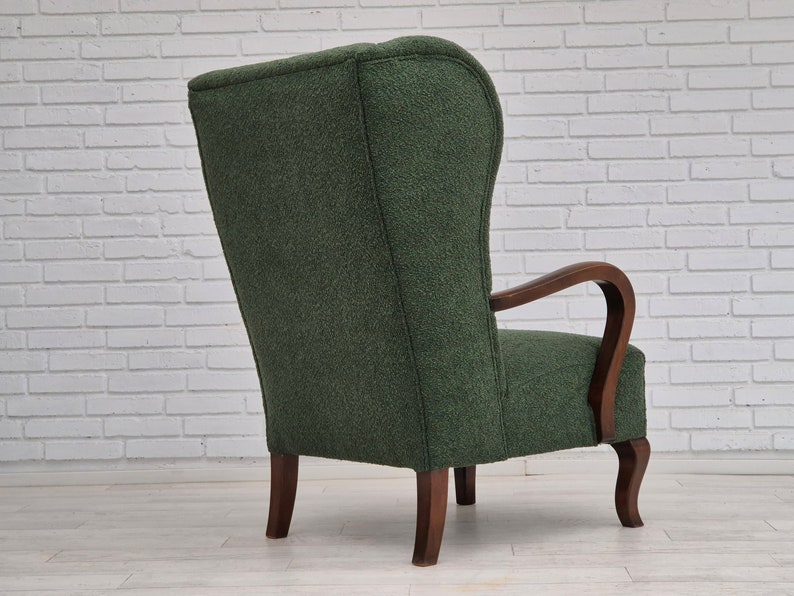 Années 1950, design danois, fauteuil à oreilles à dossier haut restauré, vert bouteille, bois de hêtre. image 4