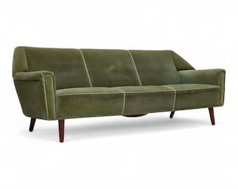 Sofá de 3 lugares, dinamarquês, da década de 1970, desenhado por Kurt Østervig, revestido em veludo e com estrutura em madeira de teca.