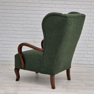 Années 1950, design danois, fauteuil à oreilles à dossier haut restauré, vert bouteille, bois de hêtre. image 6