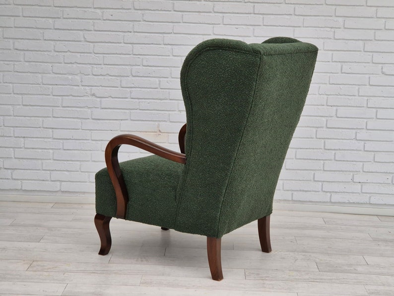 Années 1950, design danois, fauteuil à oreilles à dossier haut restauré, vert bouteille, bois de hêtre. image 6