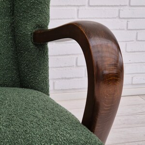 Années 1950, design danois, fauteuil à oreilles à dossier haut restauré, vert bouteille, bois de hêtre. image 7