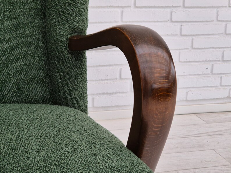 Années 1950, design danois, fauteuil à oreilles à dossier haut restauré, vert bouteille, bois de hêtre. image 7