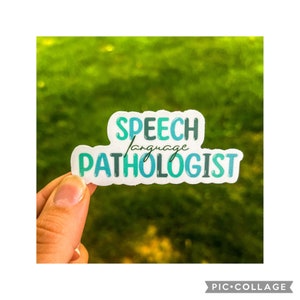 以下が含まれることがあります： 「Speech language pathologist」と書いてある青と緑の文字の白いステッカーです。
