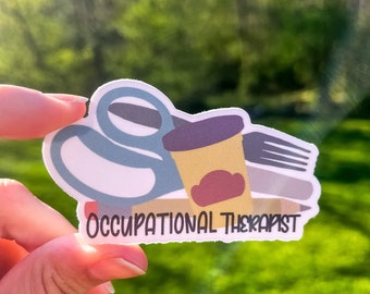 Puede incluir: Una pegatina con un par de tijeras azules, una taza de café morada y amarilla, un tenedor, un lápiz y el texto "Occupational Therapist".