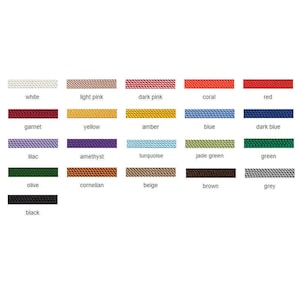 Puede incluir: Una carta de colores con 17 colores diferentes de hilo, incluyendo blanco, rosa claro, rosa oscuro, coral, rojo, granate, amarillo, ámbar, azul, azul oscuro, lila, amatista, turquesa, verde jade, verde, oliva, cornalina, beige, marrón y gris.