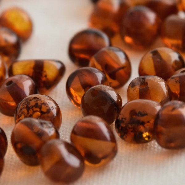 Pépite d'ambre de la Baltique naturelle de style baroque - 30 perles d'ambre en vrac - 4 mm - 7 mm - couleur cerise / cognac / miel / citron / lait