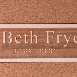 Plaque de nom personnel - Art tactile avec braille, cadeau pour les malvoyants et aveugles, laser gravé, malvoyant, art de tableau d’affichage