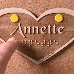 Art tactile personnalisé - Cœur en bois avec nom et braille levé, cadeau pour les malvoyants et les aveugles, gravé au laser, malvoyant