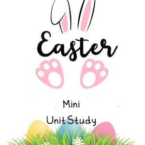 Op de afbeelding: Een grafisch ontwerp met witte konijnenoren met roze binnenkanten boven de zwarte tekst "Easter" en twee roze konijnenpootafdrukken. Daaronder staat de tekst "Mini Unit Study" boven drie gekleurde eieren in groen gras met witte bloemen.