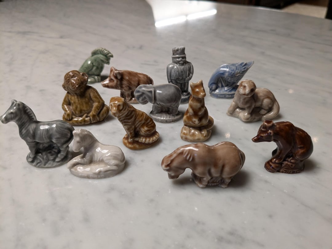 red rose Wade Cottage In Wade Figurines