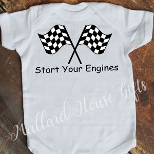 Renntag Onesie Starten Sie Ihre Maschinen Unisex Onesie Baby Body Rasse Nascar Strampelanzug