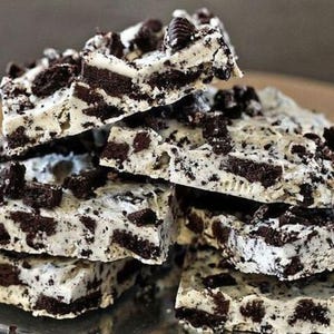 Melt in Your Mouth Cookies and Cream Bark or Mint Cookies and Cream Bark