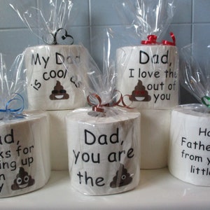 Vatertag Gag Geschenk Lustiges Toilettenpapier Gag Geschenk für Papa Toilettenpapier Knebel Geschenk Poop Emoji Wählen Sie Spruch und Bandfarbe