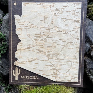Placa de pared del mapa del estado de Arizona / Madera en capas 3D / Dibujada a mano, cortada con láser, grabada e incrustada / Ciudades y carreteras de AZ / Personalización / Cactus