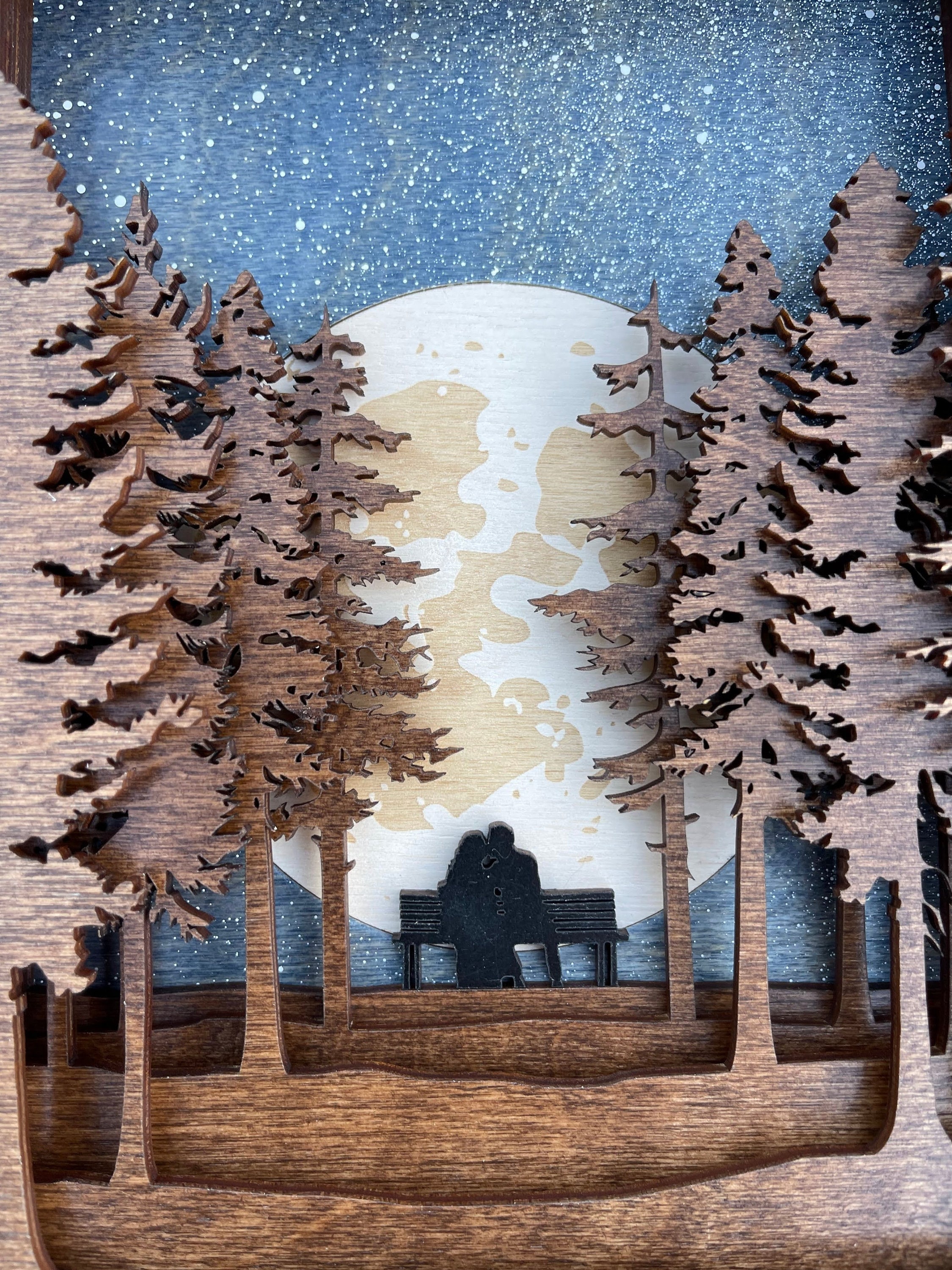 手作りの3D木製シャドーボックス、森の中の恋人たち、太平洋岸北西部の