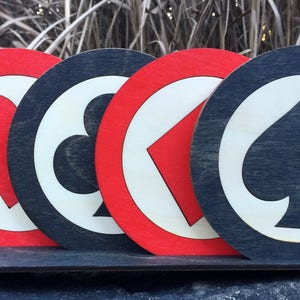 Geschikte Card Coaster Set / Heart Spade Club Diamond / Ingelegde Houten Onderzetters Set van 4 in Stand / Precisie Laser gesneden Hout / Drink Onderzetters