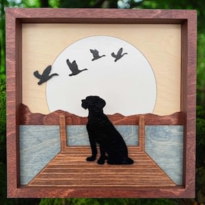 Drewniana skrzynka cieni 3D z wizerunkiem labradora retrievera, widok na jezioro, wykonana ręcznie