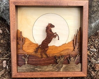 Wild Stallion Wood Shadow Box: Laserowo wycinana scena pustynna