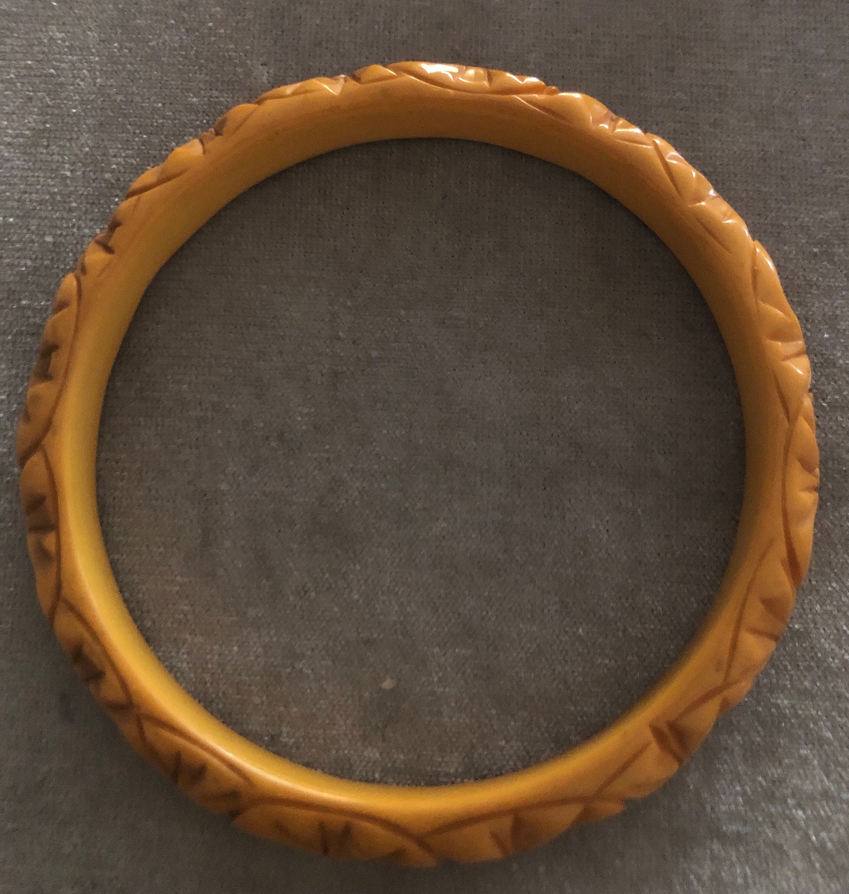 ベークライト バングル フラワー Vintage Butterscotch Carved Flower Bakalite Bracelet - Etsy 日本