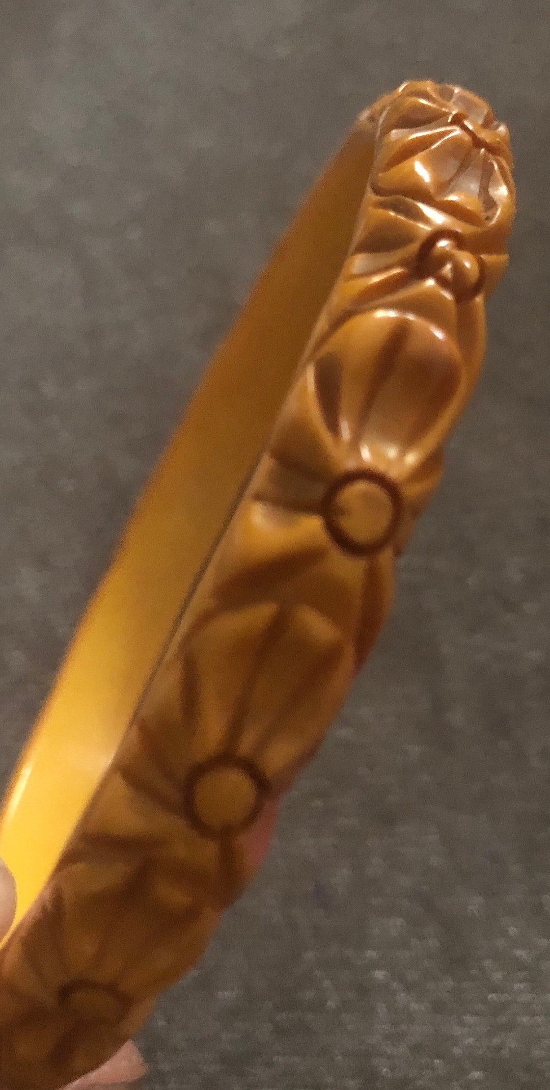 ベークライト バングル フラワー Vintage Butterscotch Carved Flower Bakalite Bracelet - Etsy 日本