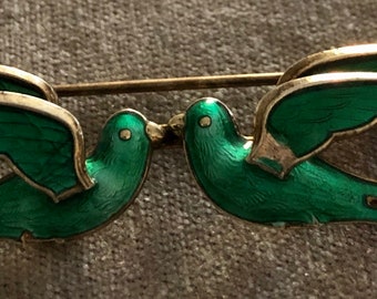 Vintage BERNARD MELDAHL NORWAY Green Guilloche Enamel Two Love Birds Brooch