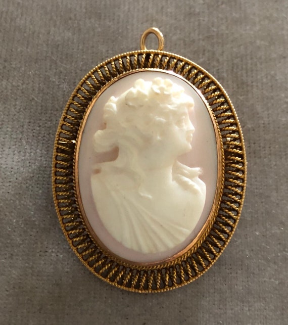 Vintage Large 14K Conch Shell Cameo Pandent Brooch - image 1