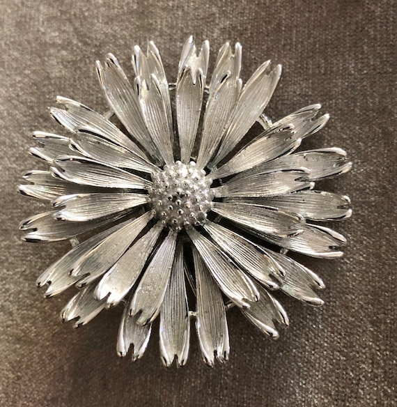 Vintage LISNER Silver Tone Daisy Brooch - image 2