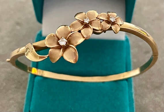 Vintage Solid 14K Diamond Plumerias Hinged Bangle… - image 3