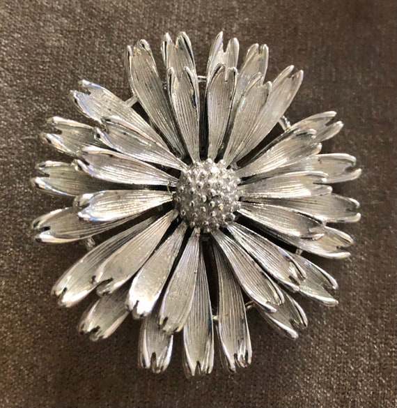 Vintage LISNER Silver Tone Daisy Brooch - image 1