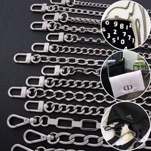 Peut inclure: Chaînes de sac à main en métal argenté de différents styles, avec des maillons de type gourmette, ovales et rectangulaires, et des fermoirs mousquetons. L'image montre également trois sacs à main avec des chaînes, un noir avec un logo Prada, un blanc avec un logo CD et un noir avec un motif de chiffres.