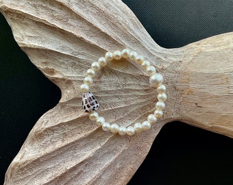 6 mm round Freshwater Pearl with Hawaiian cone shell bracelet