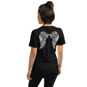 Puede incluir: Camiseta negra con un diseño de ala de ángel blanca detallada en la espalda.
