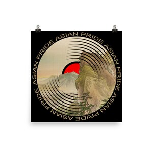 Può includere: Un poster quadrato con bordo nero presenta un design circolare con le parole "ASIAN PRIDE" ripetute sul bordo. All'interno del cerchio c'è un dipinto di paesaggio con un sole rosso, montagne e alberi.