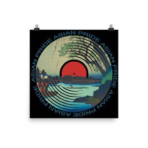 Könnte beinhalten: Ein Poster mit einem Vinyl-Schallplatten-Design, das eine asiatisch inspirierte Landschaft zeigt. Die Mitte der Schallplatte ist rot, und das Label lautet "ASIAN PRIDE" in einem kreisförmigen Muster. Das Kunstwerk zeigt eine Flussszene mit Bäumen und Figuren.