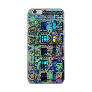 Può includere: Una custodia per telefono con un design astratto colorato che presenta un edificio con finestre. Le finestre sono di varie tonalità di blu, giallo e verde. Lo sfondo è un mix di blu, verde e marrone.