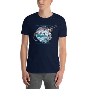 Puede incluir: Camiseta azul marino con un gráfico circular que representa un pez saltando del agua, una caña de pescar y el texto: "SORRY I MISSED YOUR CALL I WAS ON ANOTHER LINE."