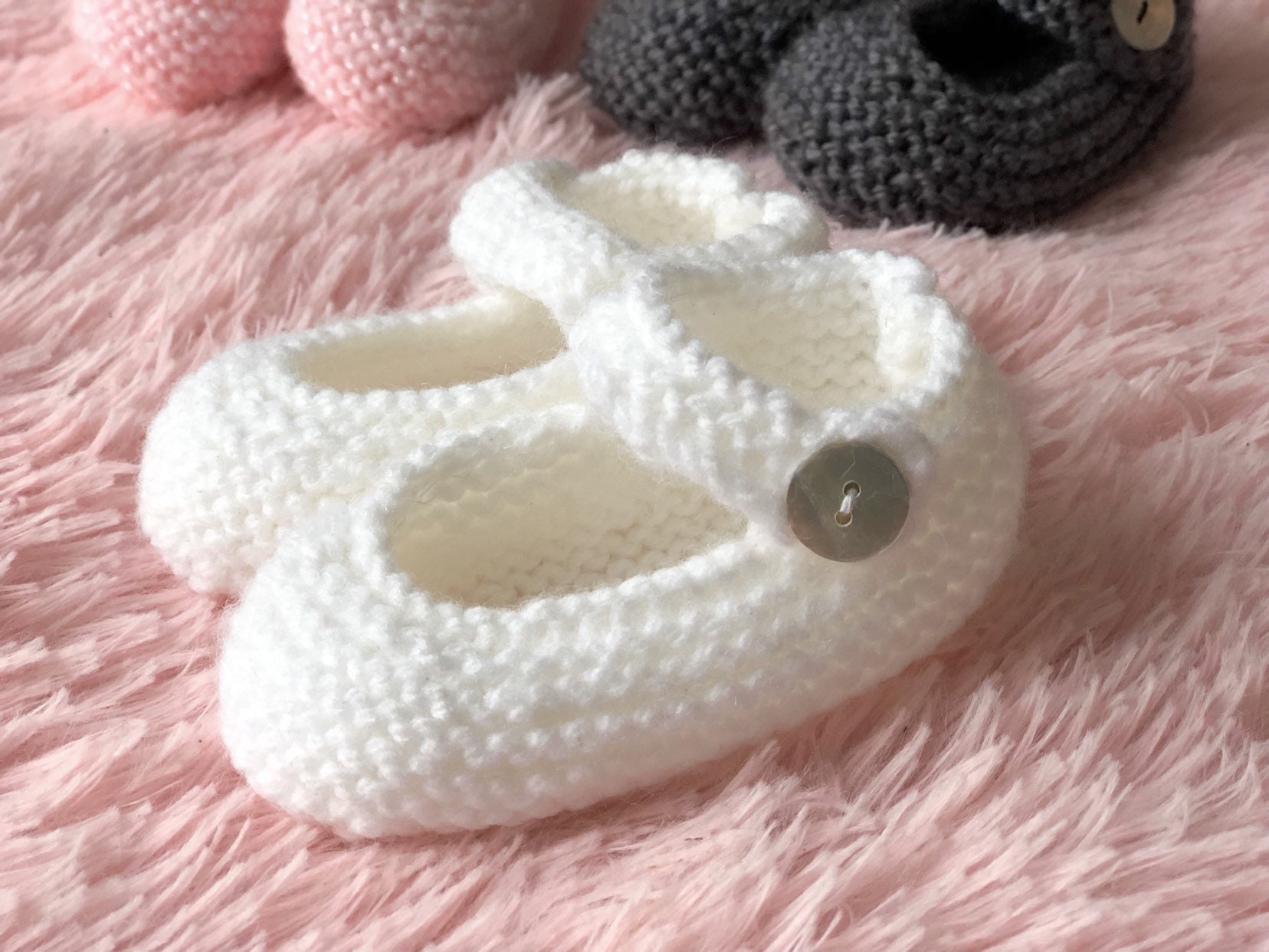 Chaussons Blancs Bebe 0 6 Mois Laine Tricotes A La Main Au Canada Chaussons Blancs Bebe 0 6 Mois Laine Tricotes A La Main Au Canada