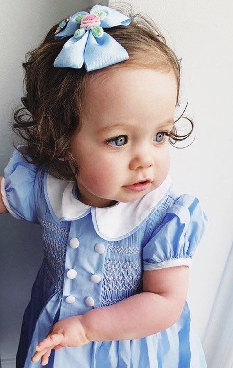 Seconds Sale Robe Smockée Margaux En Coton Bleu Pour Petite Fille Manches Bouffantes Avec Broderies Faites à La Main Mariage