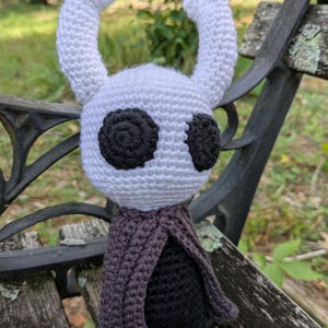 Crochet Bug Knight – Handmade Crochet Plushie – Indie Game-Inspired Stuffed Toy – Fantasy Creature Plush – Gamer Gift Idea