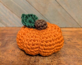 Decoración de calabaza de ganchillo / Centro de mesa rústico de otoño / Adorno de bandeja escalonada