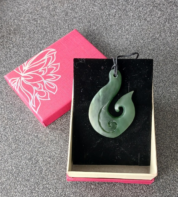 グリーンストーンのフィッシュフックペンダント、ニュージーランドで