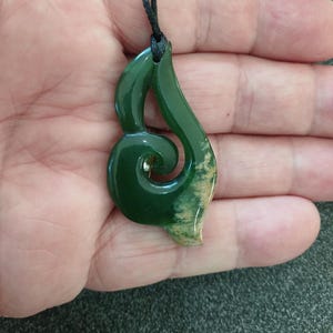 グリーンストーン コル ニュージーランド ポウナムの翡翠彫刻 - Etsy 日本