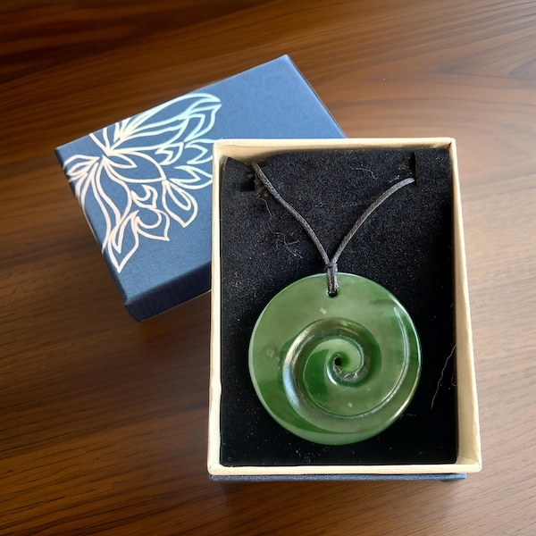 Ciondolo in pietra verde fatto a mano con koru di giada, simbolo, regalo spirituale, gioielli