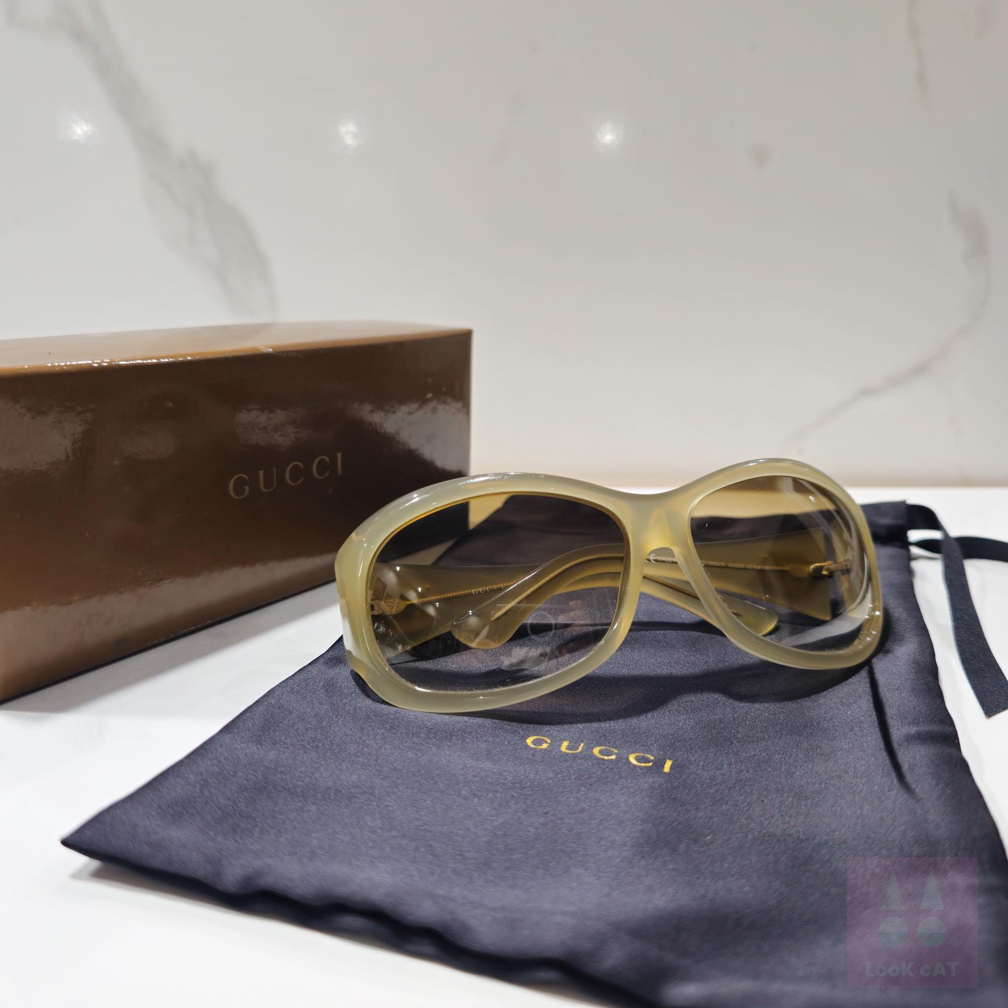小物 GUCCI archive gold logo sunglasses y2k That early-2000s energy 😎 Vintage Gucci shield sunglasses with