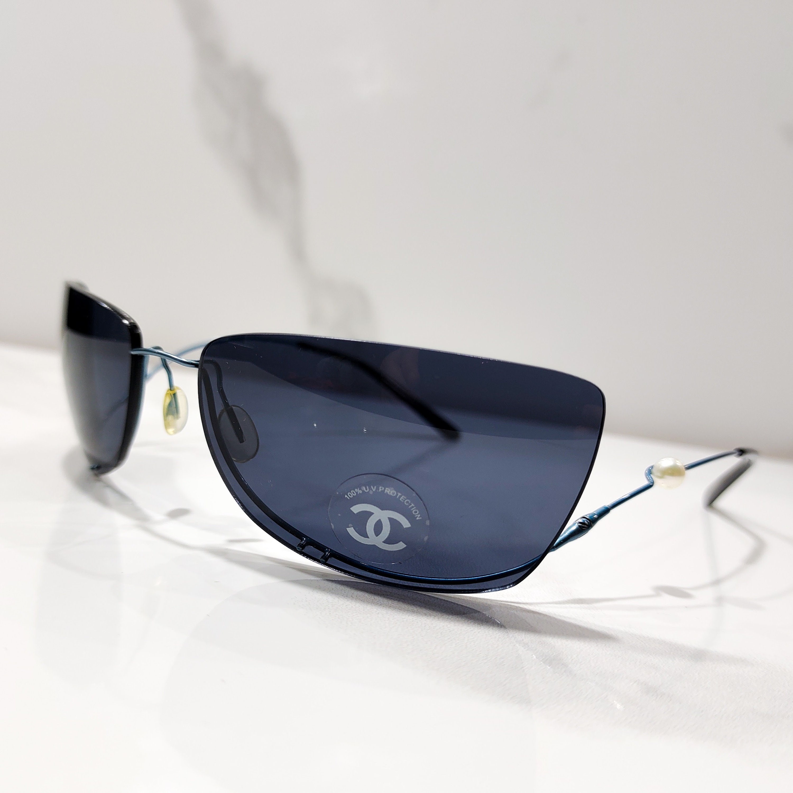 CHANEL mask or oversize rimless glasses for the city or skiing