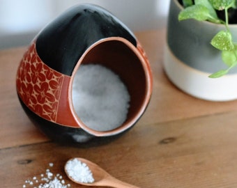 Saleros de cerámica / Cerdito de sal hecho a mano con dibujos / Plato de sal de comercio justo / Cocina ética