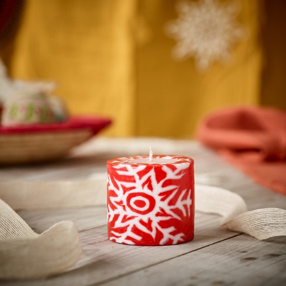 Weihnachtskerzen; Mini-Stumpenkerzen für die perfekte Weihnachtstafel; Weihnachtsstern, Stechpalme und Mistel; fair gehandelte handgefertigte Swazi-Kerzen